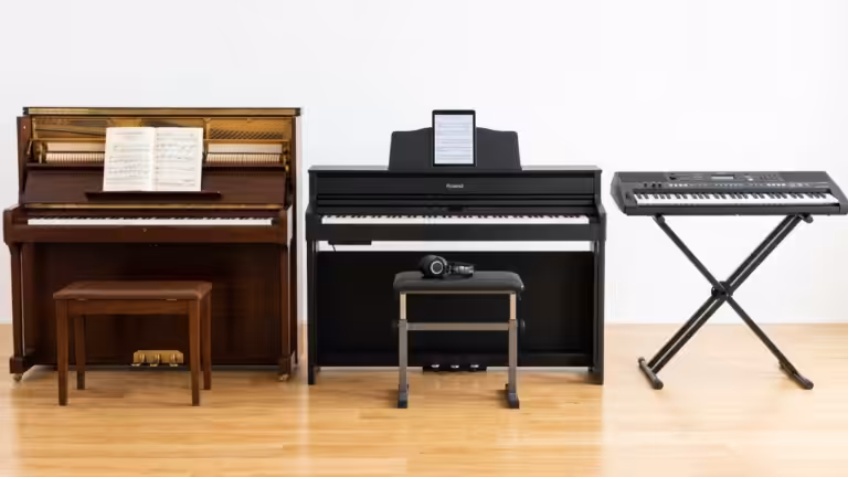 Vergleich von Tasteninstrumenten für Einsteiger: Klassisches Klavier, E-Piano mit Kopfhörern und Keyboard nebeneinander.