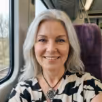 Porträtfoto von Susann, Schülerin für Klavierunterricht bei Pia Muse, lächelnd im Zug